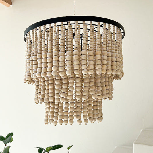 Suspension luminaire artisanale en perles de caféier naturelles et socle métal noir