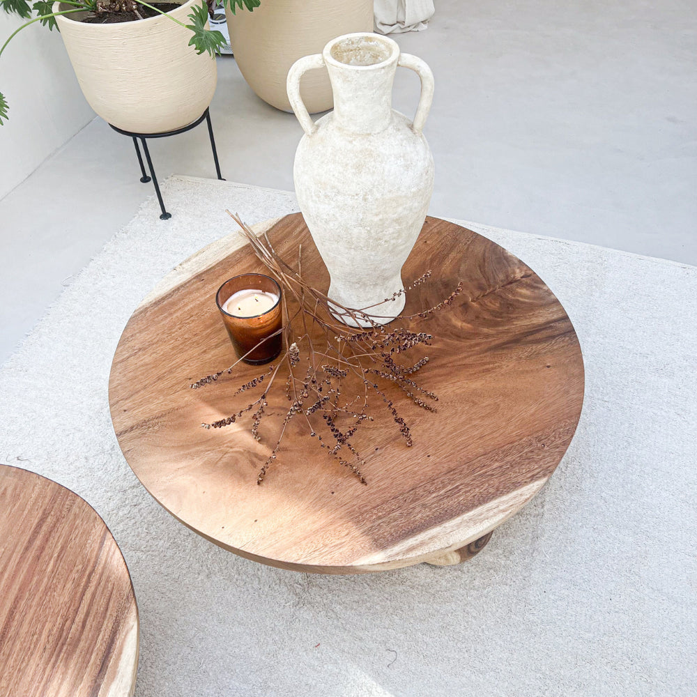 Table basse en suar massif ronde pieds boules 80 cm
