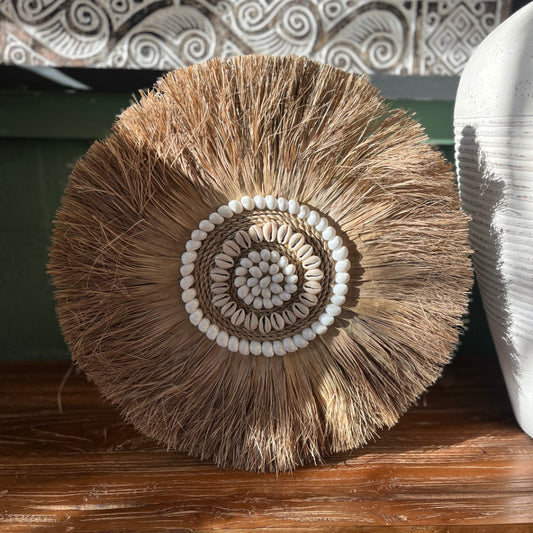 Décoration murale Algian bis en raphia et coquillages