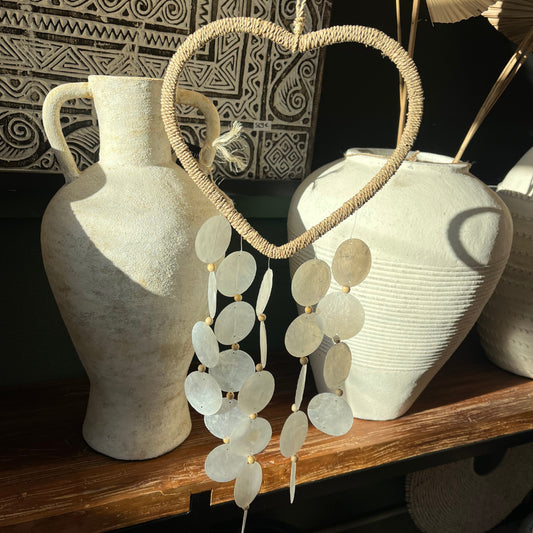 Décoration coeur - raphia et coquillages de Capiz