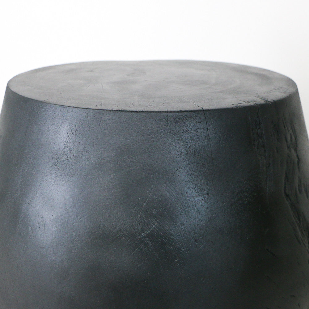 Table d'appoint en bois brûlé