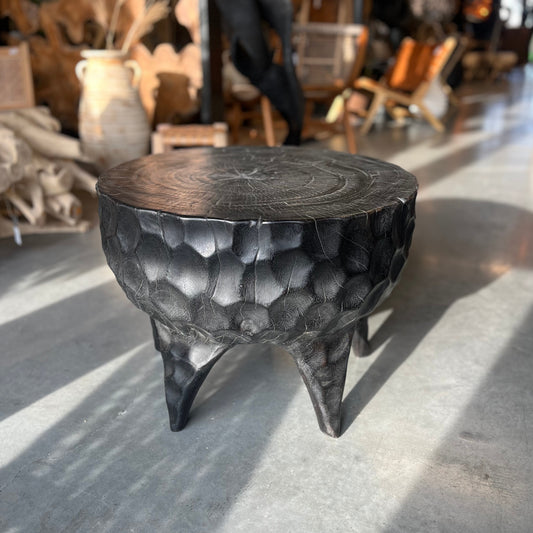 Table d'appoint artisanale en suar martelé - noir brillant (60 x 45 cm)