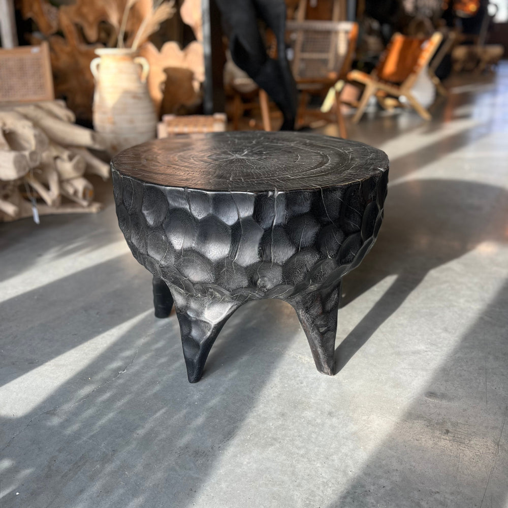 Table d'appoint artisanale en suar martelé - noir brillant (60 x 45 cm)