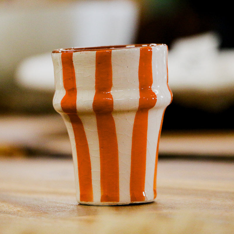 Tasse artisanale en céramique à rayures oranges