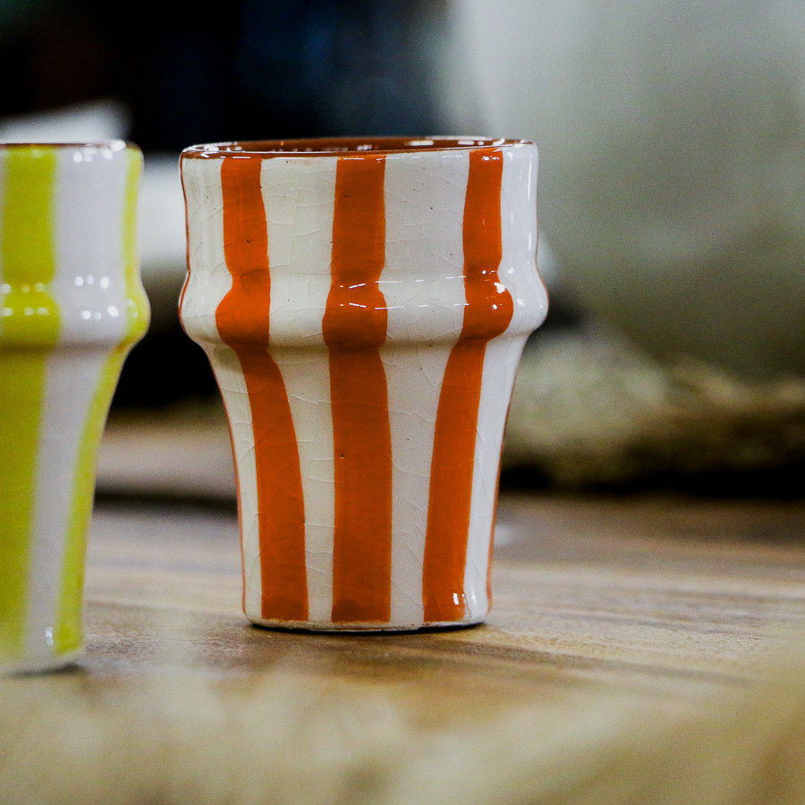 Tasse artisanale en céramique à rayures oranges