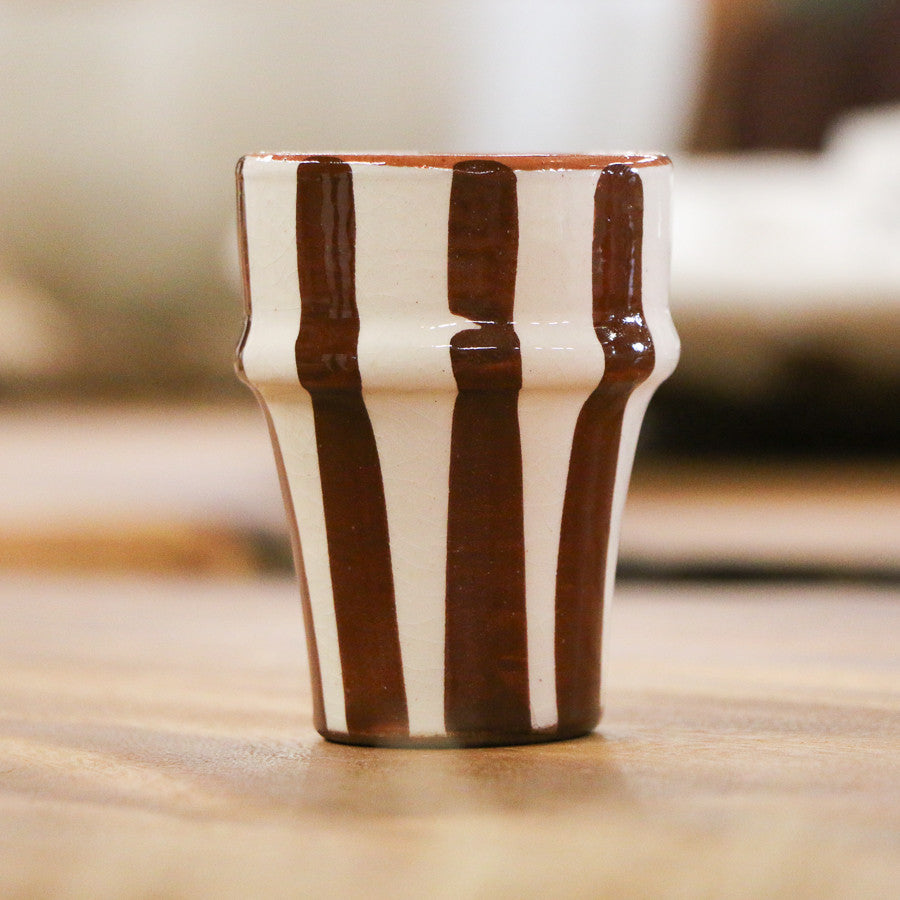 Tasse artisanale en céramique à rayures marrons