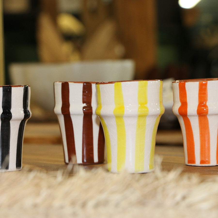 Tasse artisanale en céramique à rayures marrons