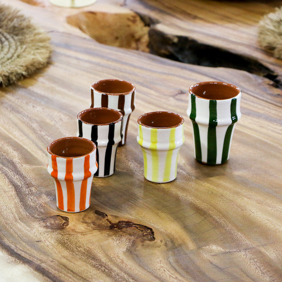 Tasse artisanale en céramique à rayures vertes