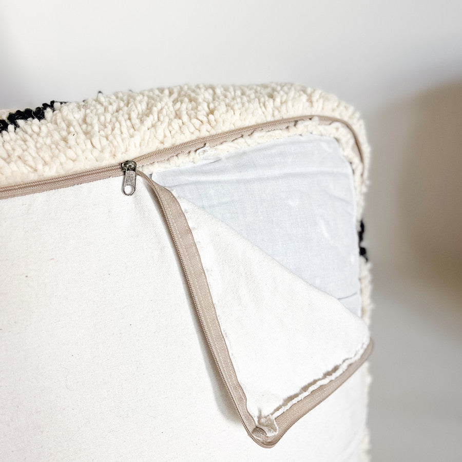 Pouf berbère en laine blanc cassé et traits en noir