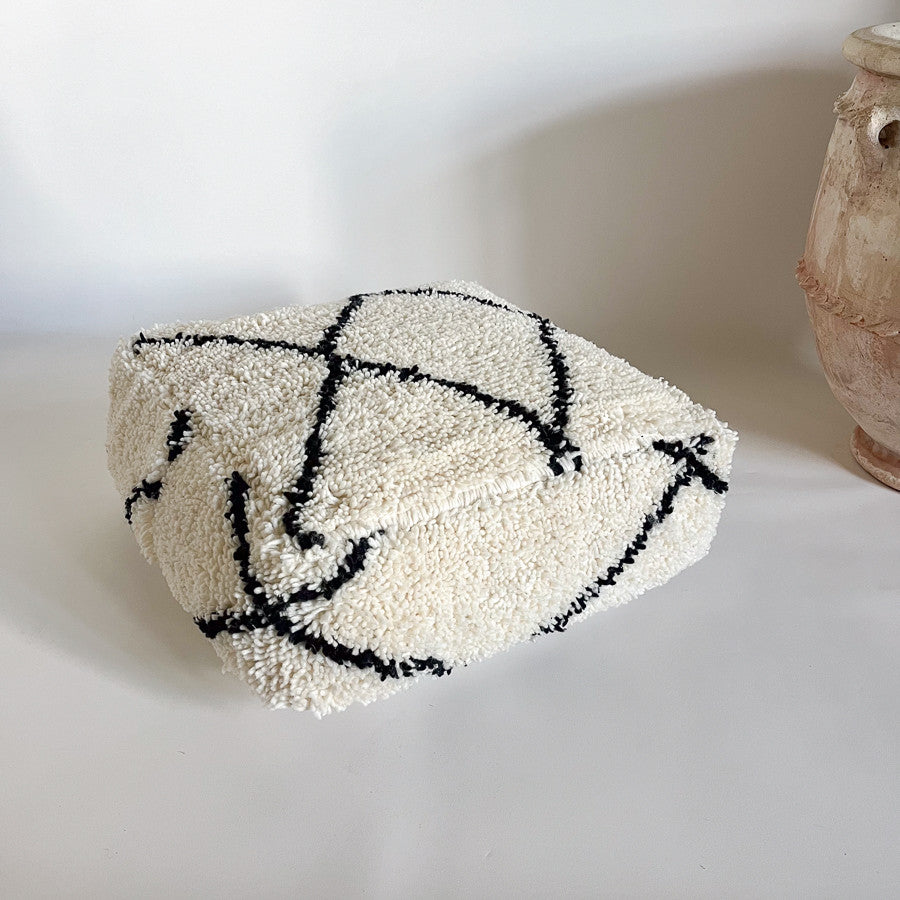 Pouf berbère en laine blanc cassé et traits en noir