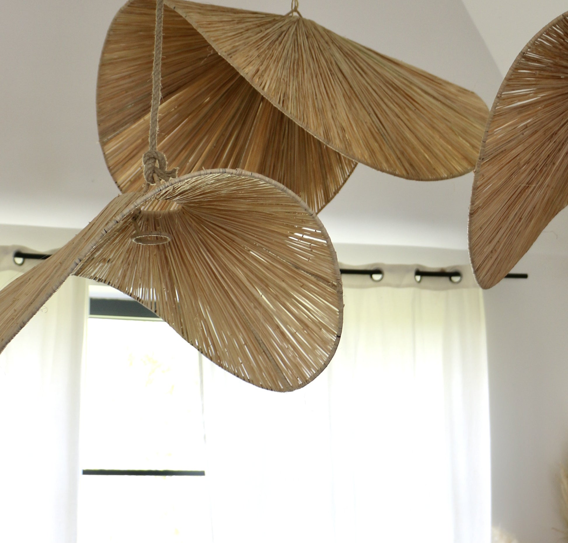 Suspension artisanale chips courbée en raphia
