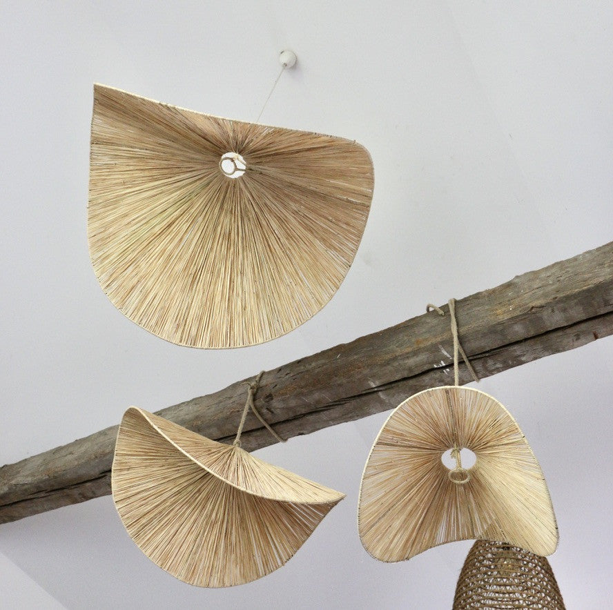Suspension artisanale chips courbée en raphia