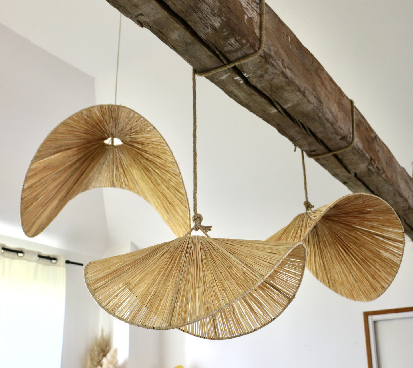 Suspension artisanale chips courbée en raphia