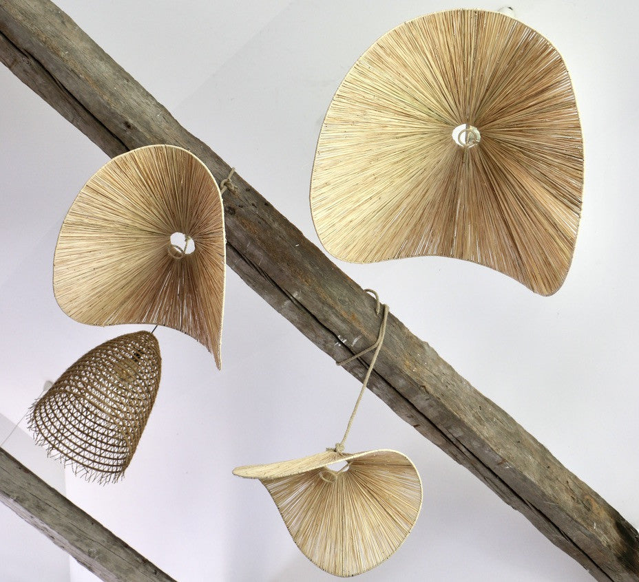 Suspension artisanale chips courbée en raphia