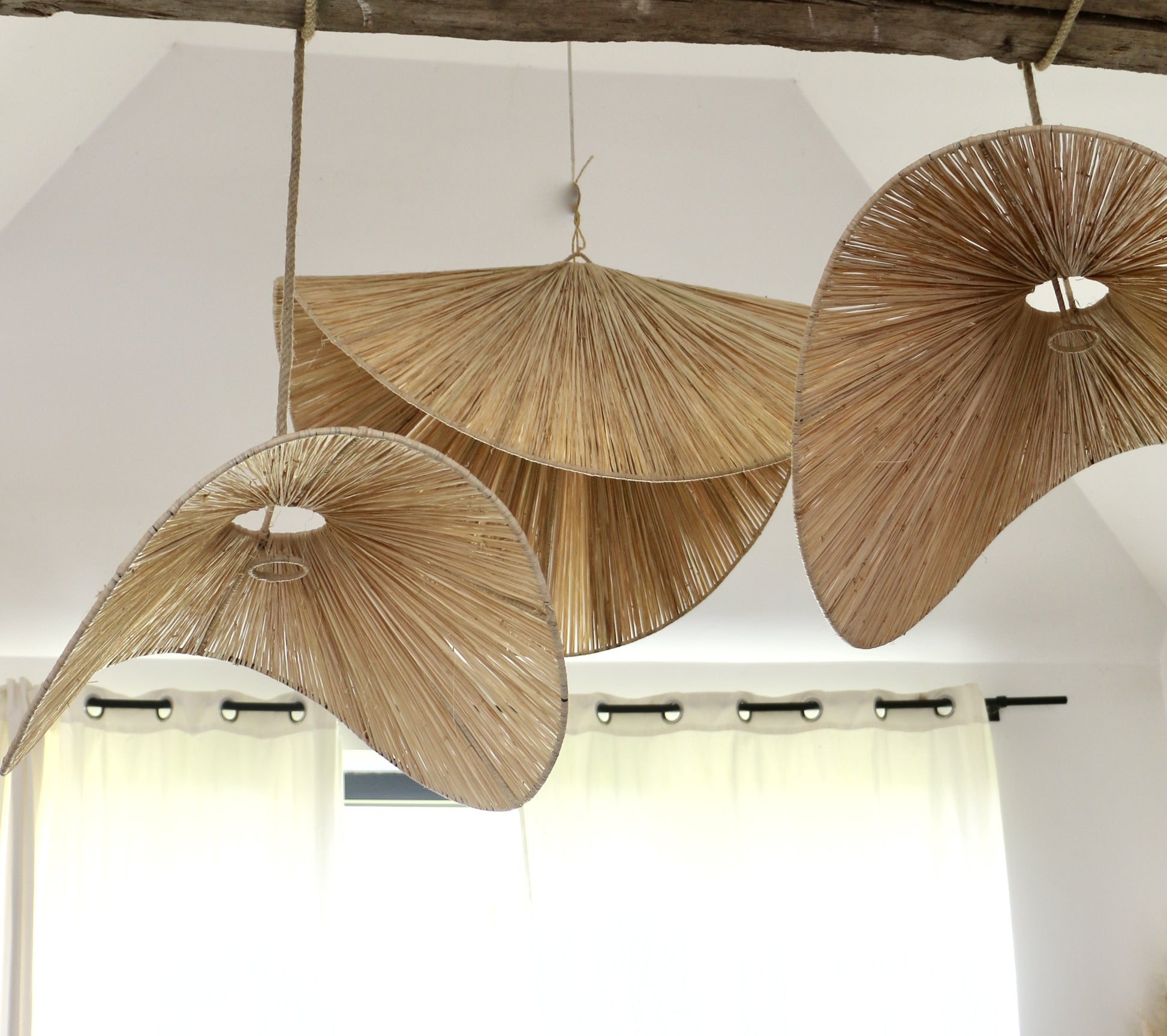 Suspension artisanale chips courbée en raphia
