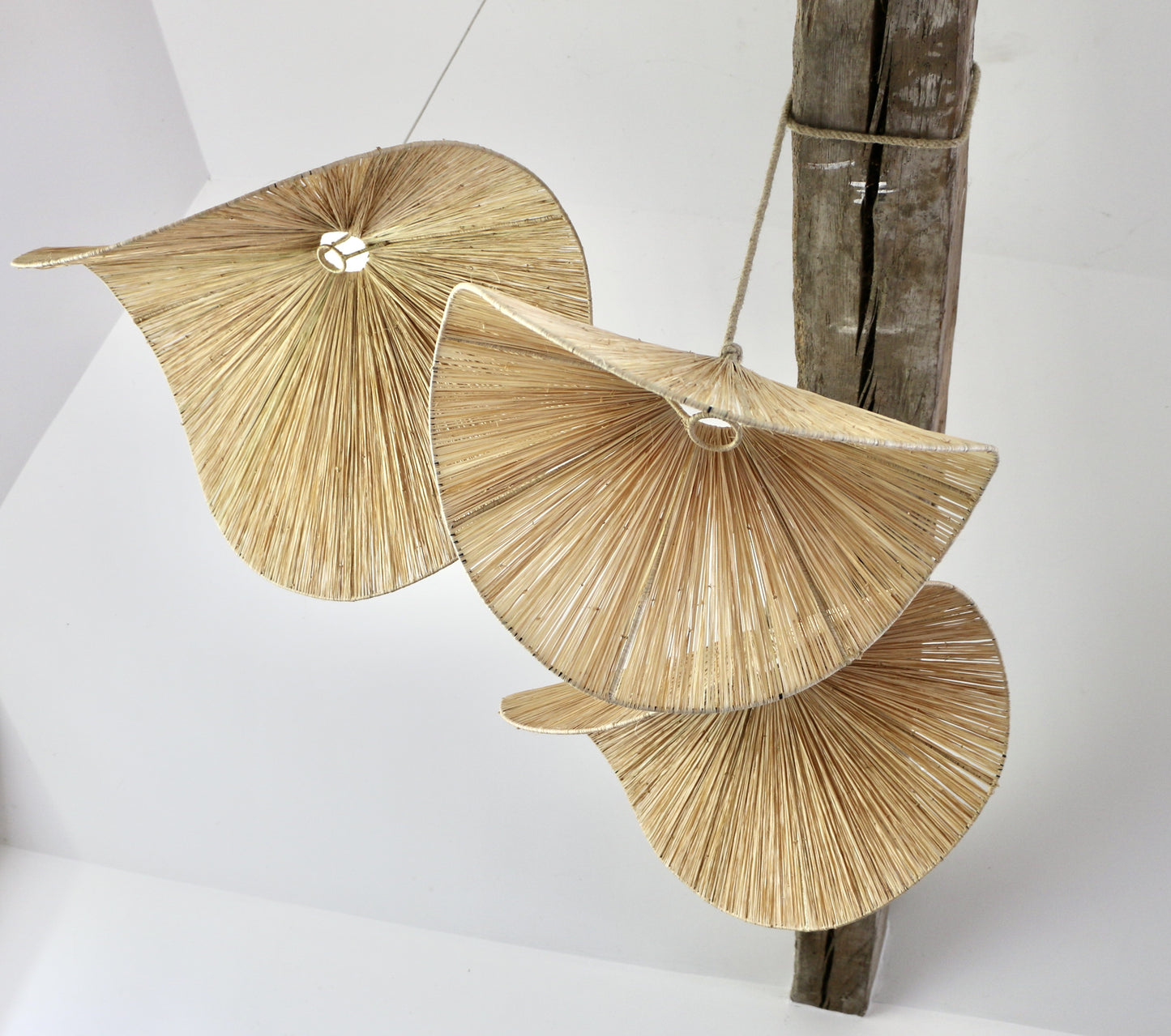 Suspension artisanale chips courbée en raphia