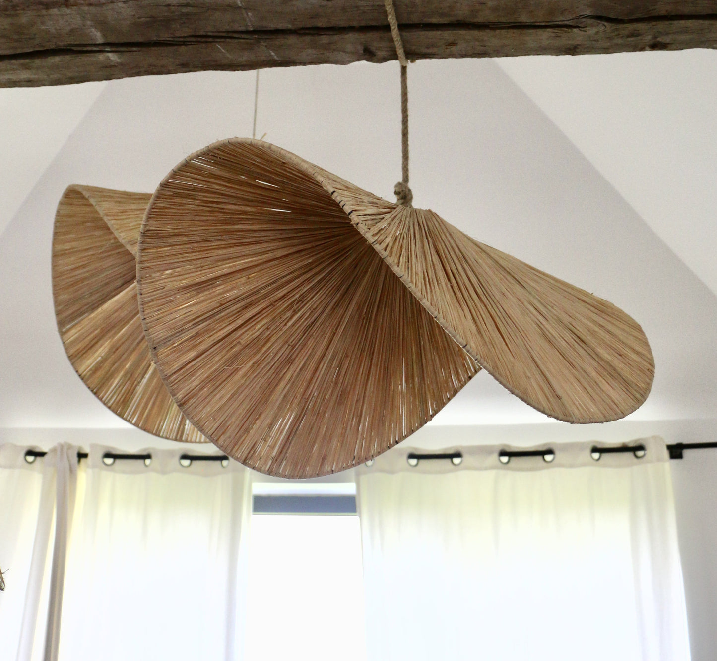 Suspension artisanale chips courbée en raphia