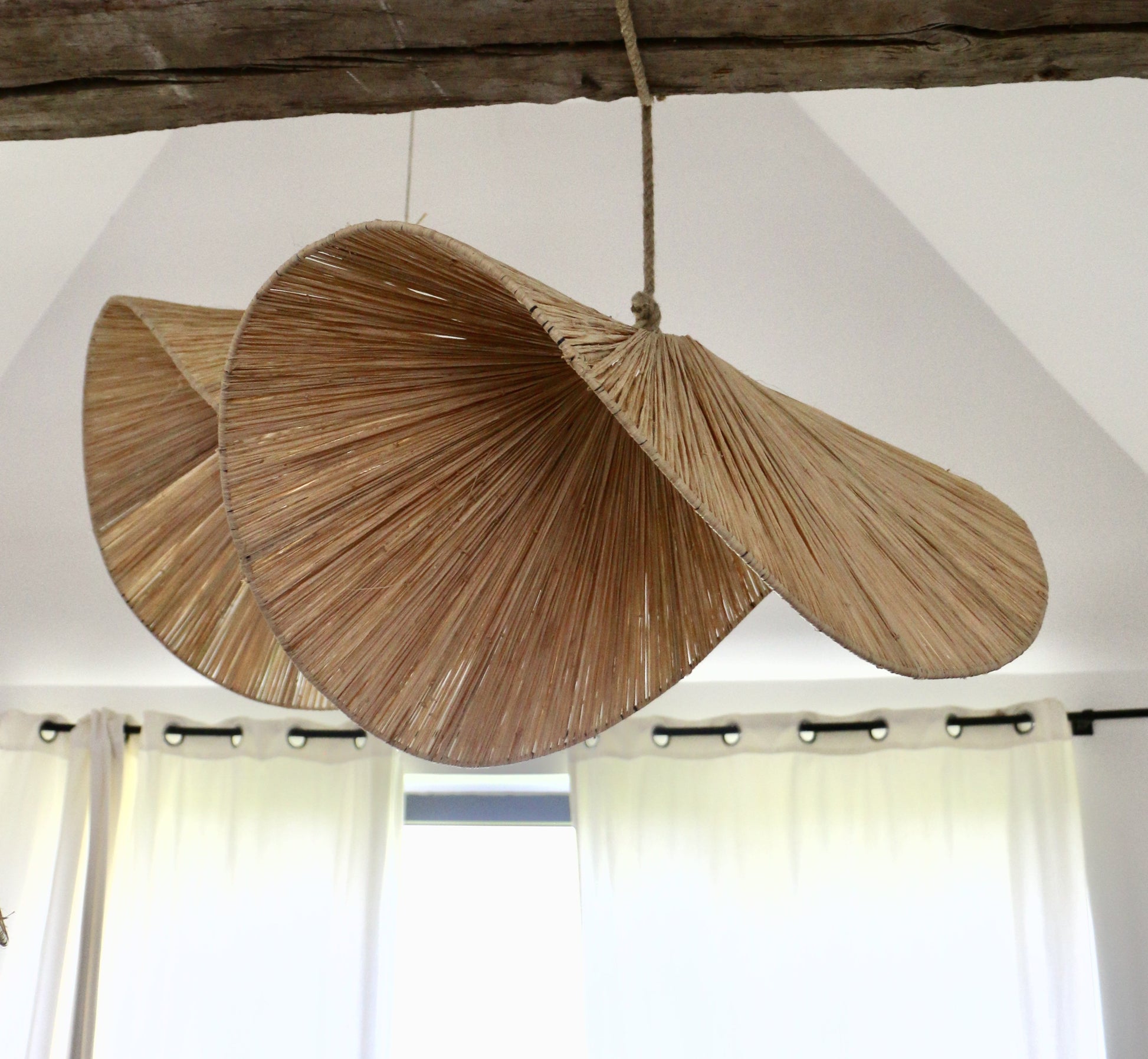 Suspension artisanale chips courbée en raphia