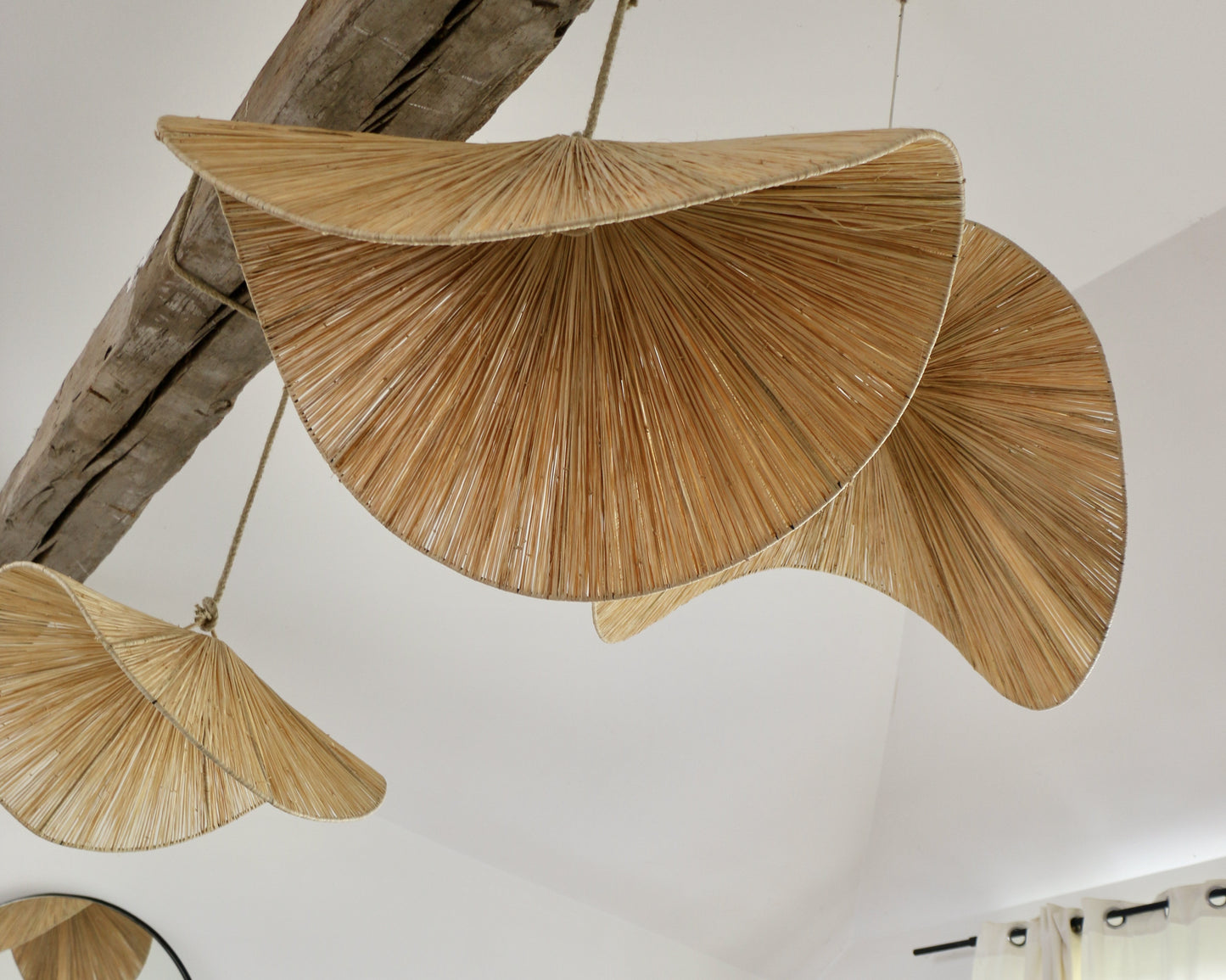 Suspension artisanale chips courbée en raphia