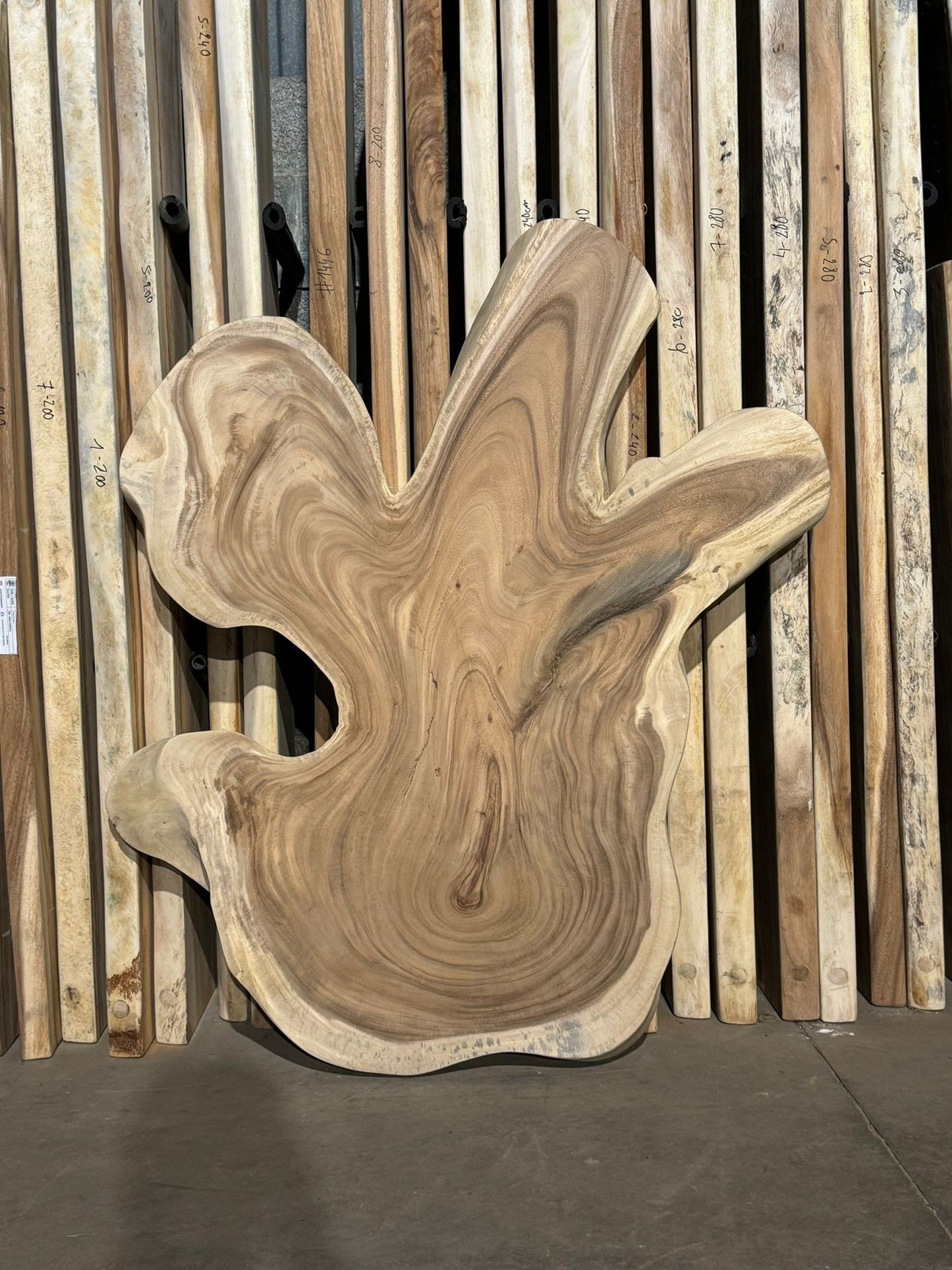 Table ronde cookie en bois de suar massif 152x115 cm