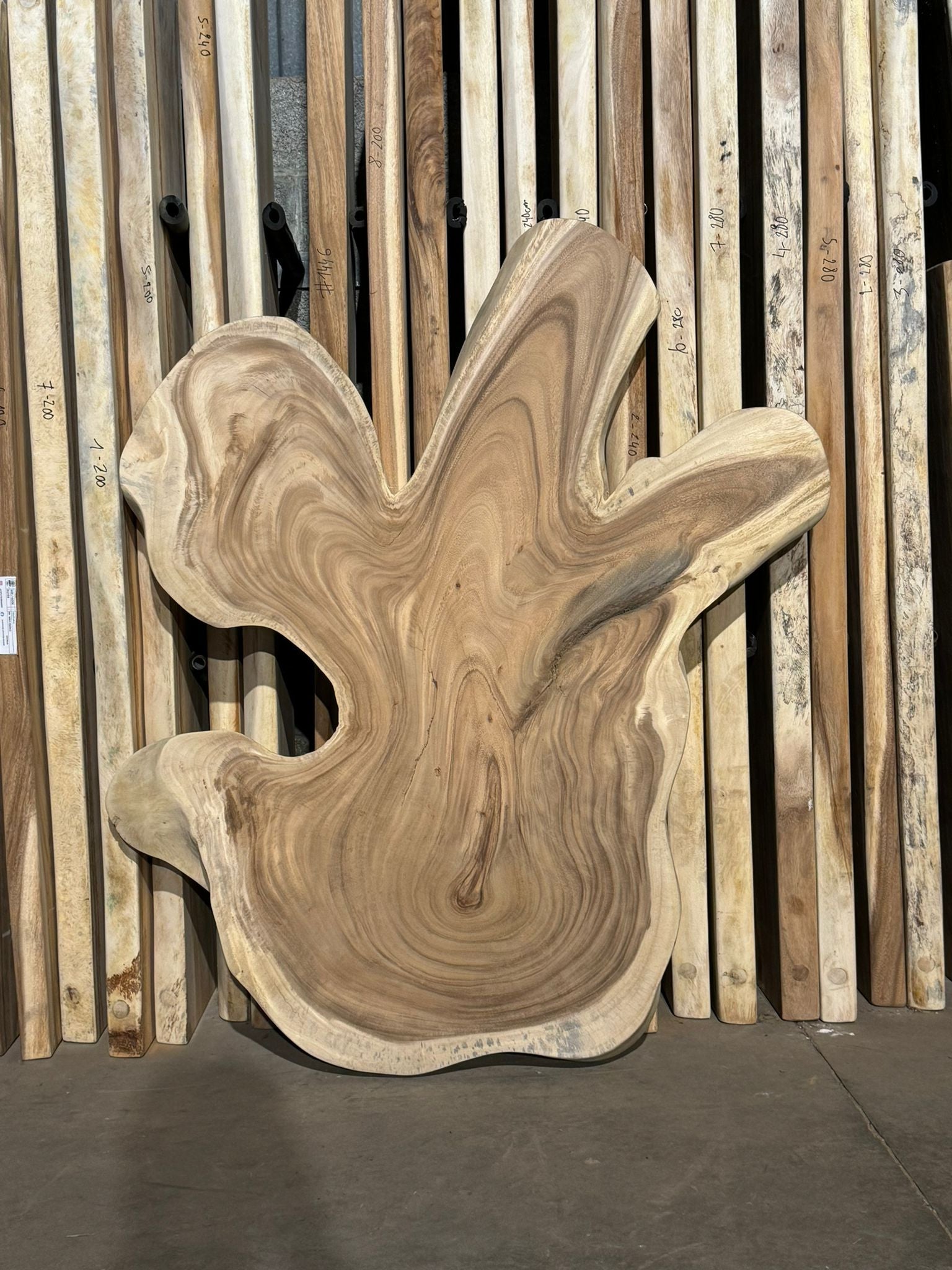 Table ronde cookie en bois de suar massif 152x115 cm