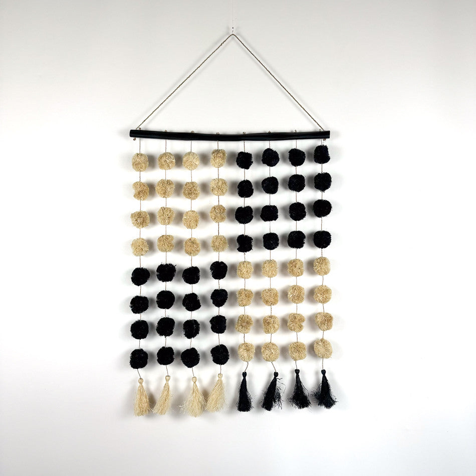 Tenture murale - pompons noirs et blancs