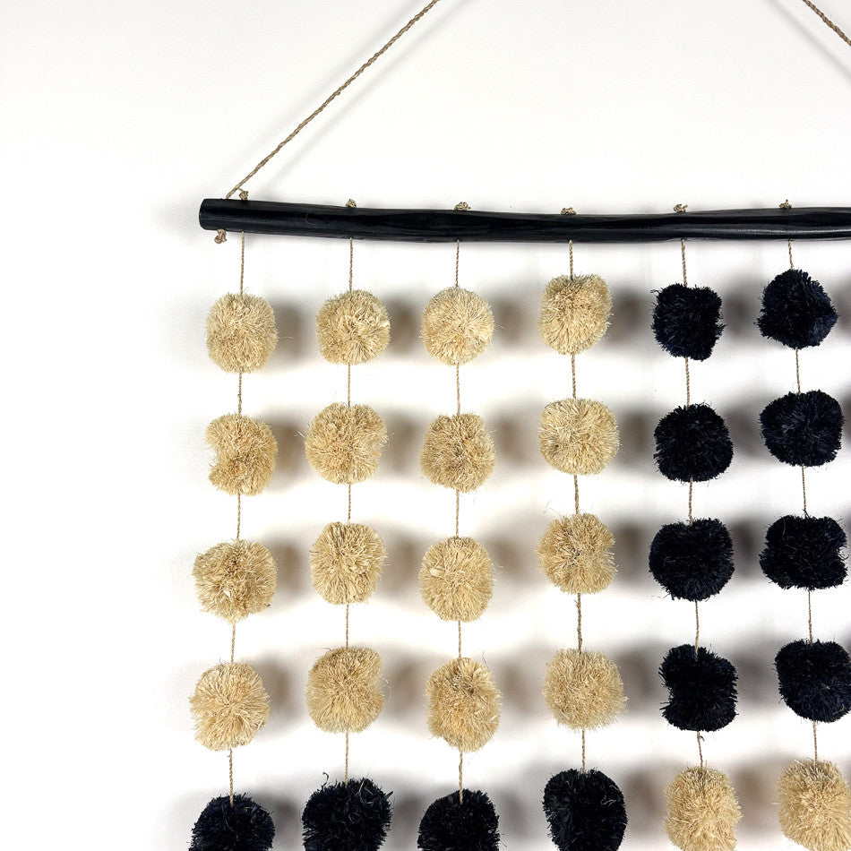 Tenture murale - pompons noirs et blancs