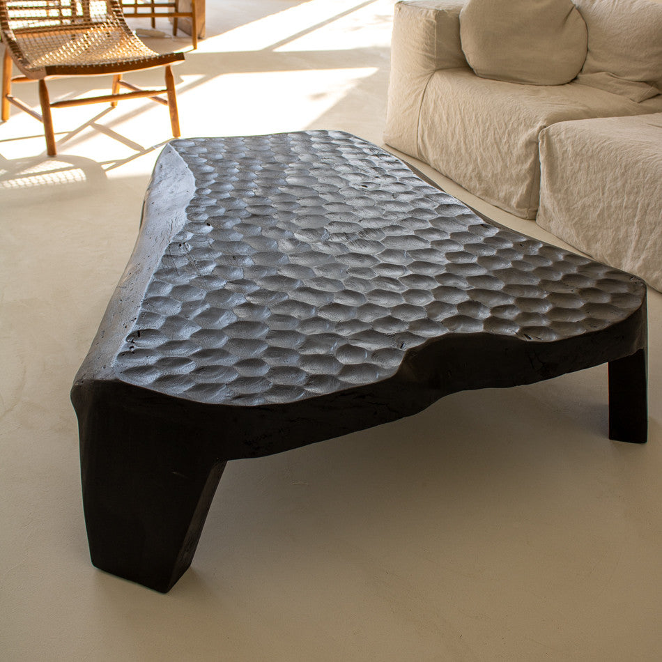 Table basse en bois brûlé martelé 130 x 150 cm