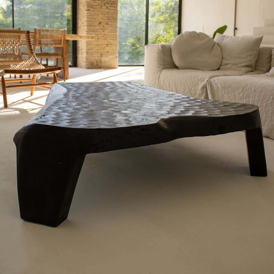 Table basse en bois brûlé martelé 130 x 150 cm