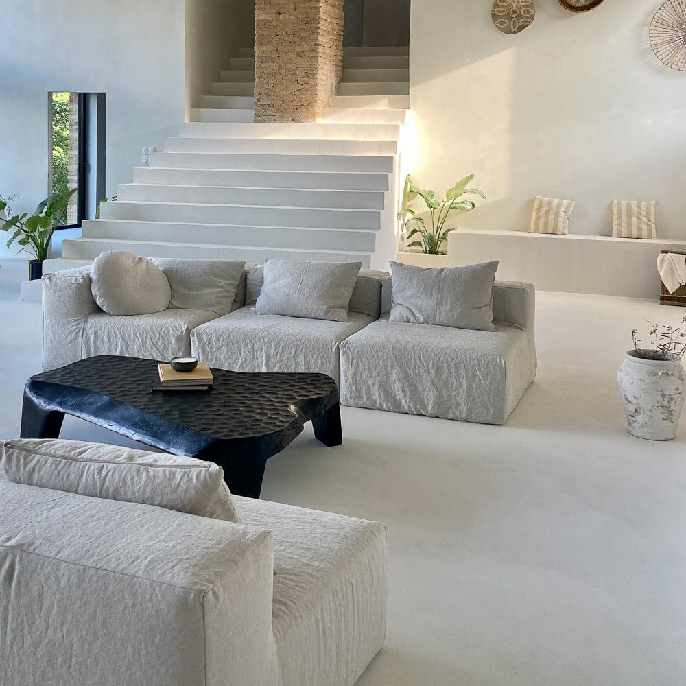 Table basse en bois brûlé martelé 130 x 150 cm