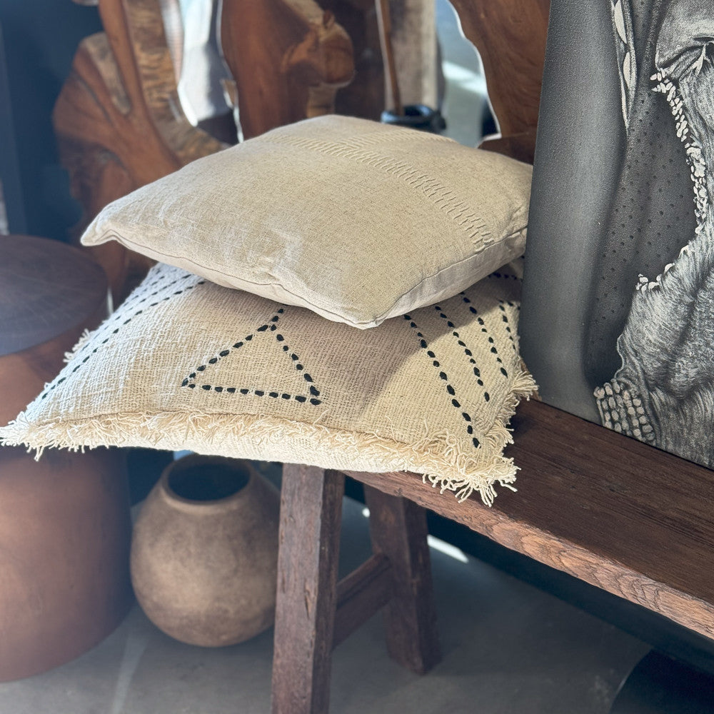 Coussin 50 cm écru, lignes noires et franges