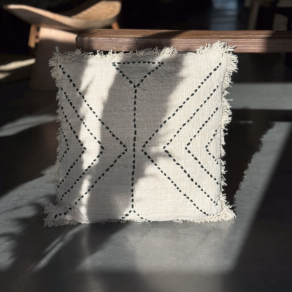 Coussin 50 cm écru, lignes noires et franges