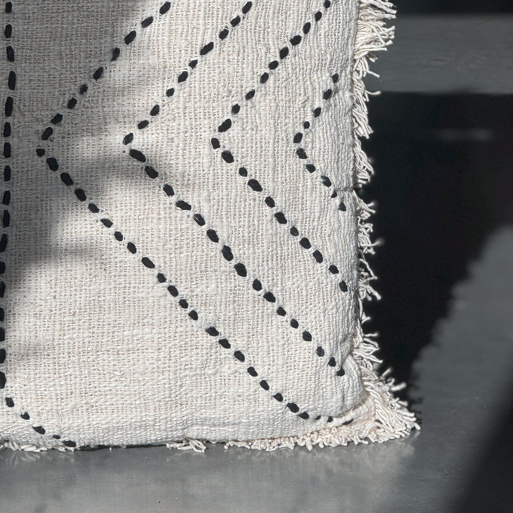 Coussin 50 cm écru, lignes noires et franges