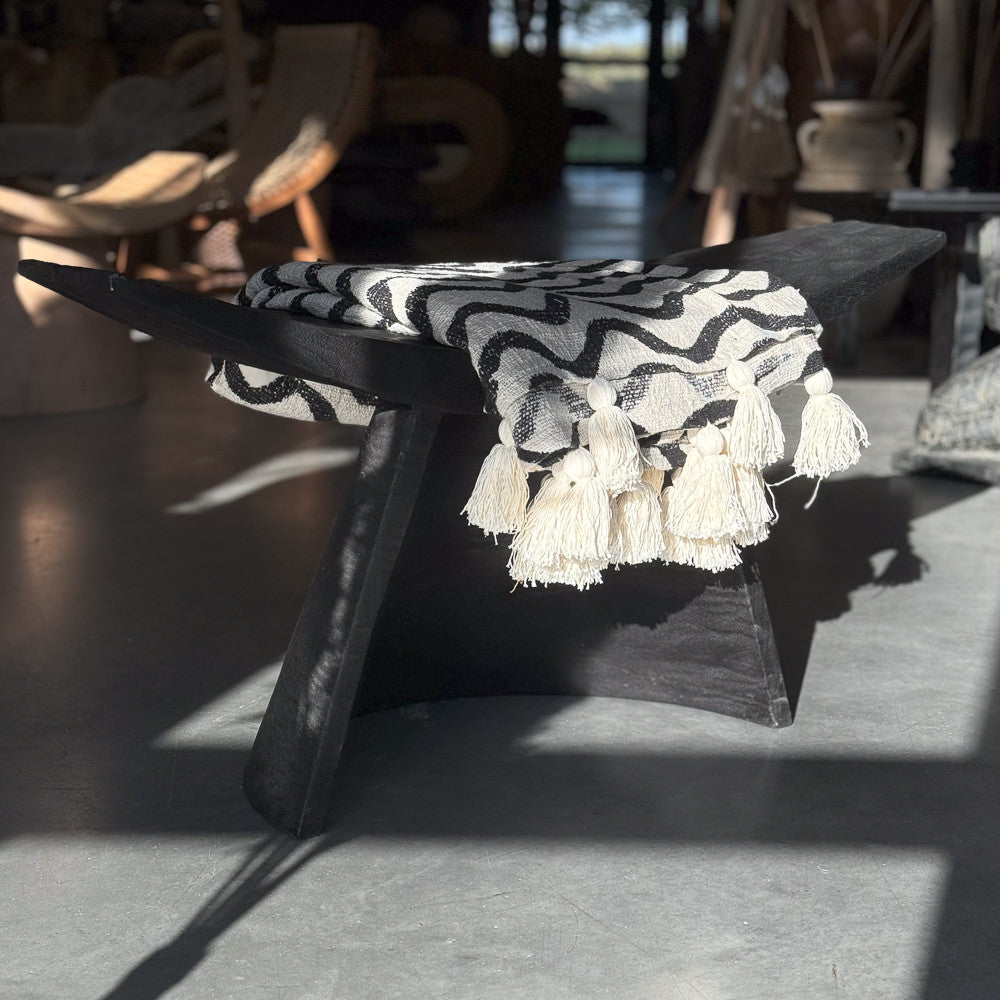 Plaid artisanal vague écru et noir 220*120 cm