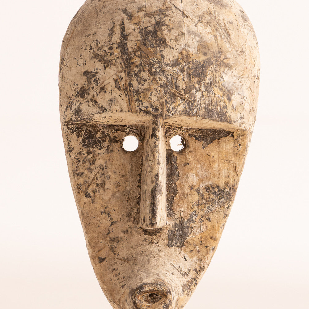 Masque antique sur socle en bois recyclé