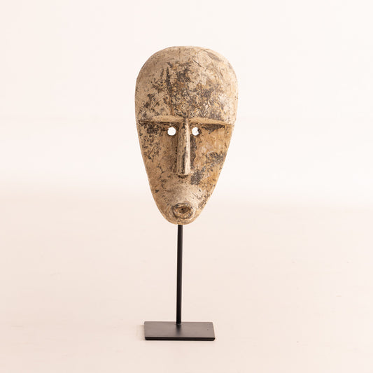 Masque antique sur socle en bois recyclé