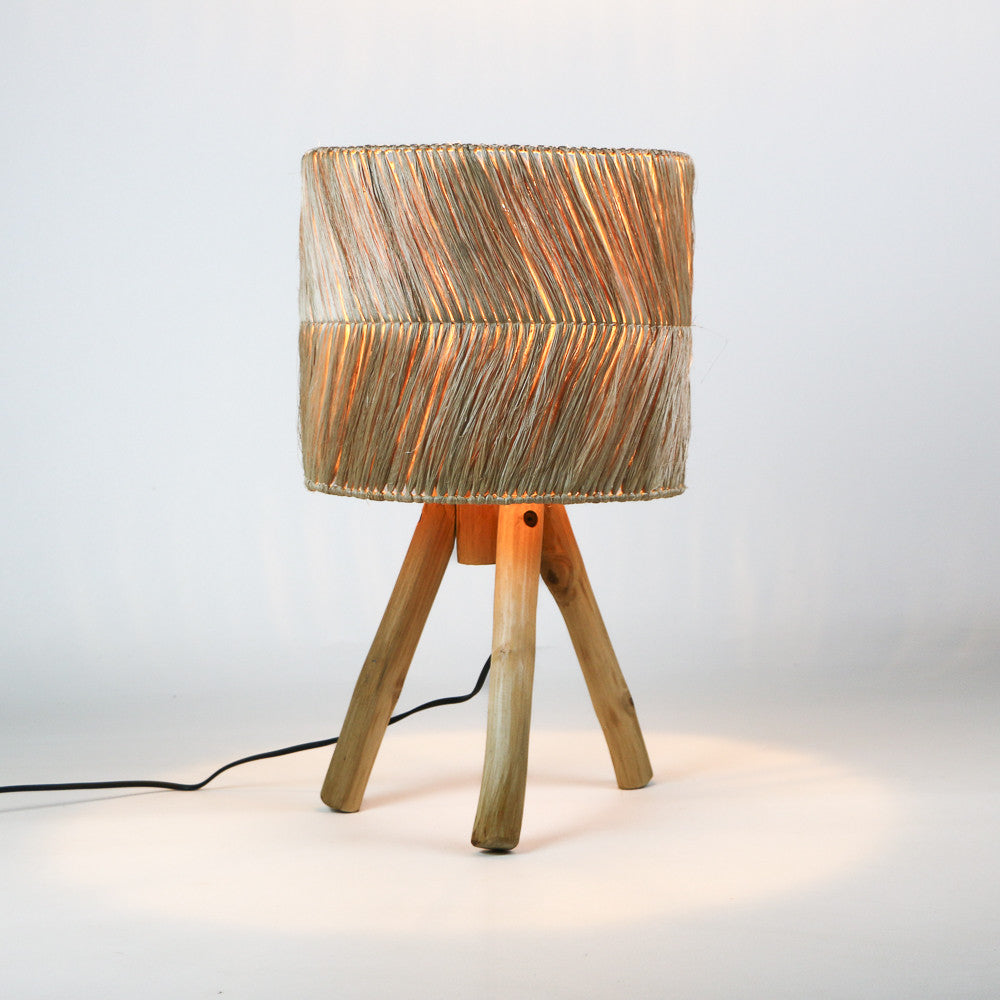 Lampe à poser Hatu en bois et fibre d'abaca