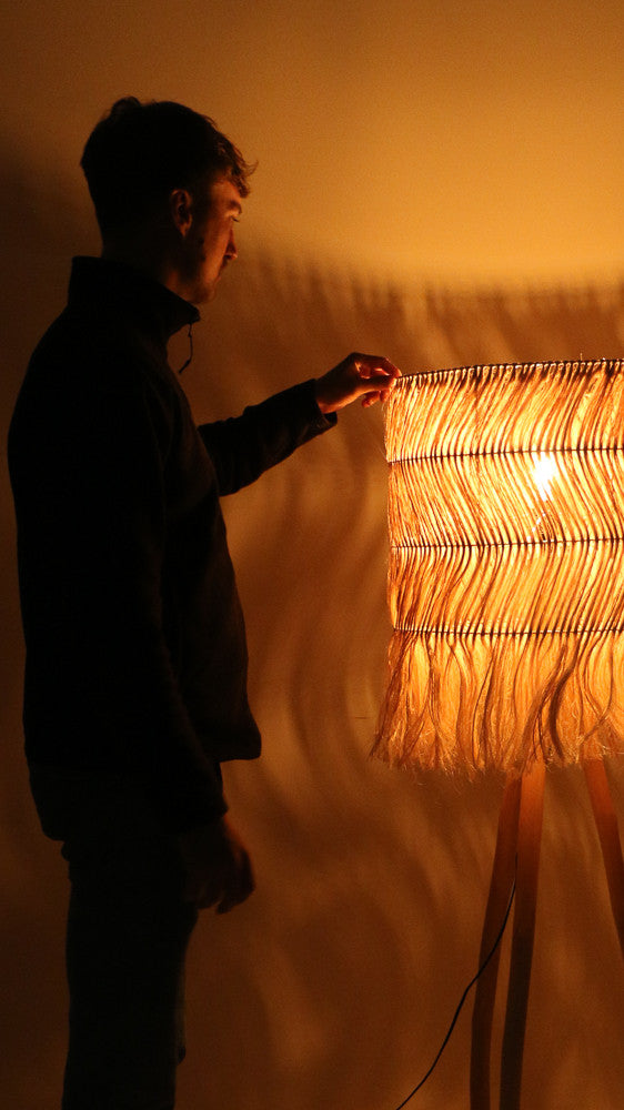 Lampe de sol Sulawesi en bois et fibre naturelle