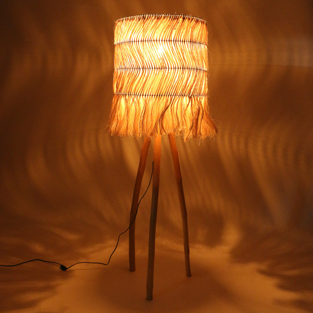 Lampe de sol Sulawesi en bois et fibre naturelle