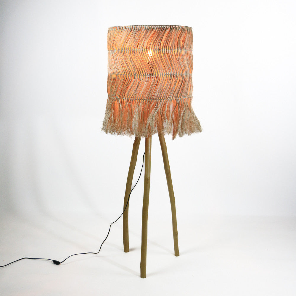Lampe de sol Sulawesi en bois et fibre naturelle