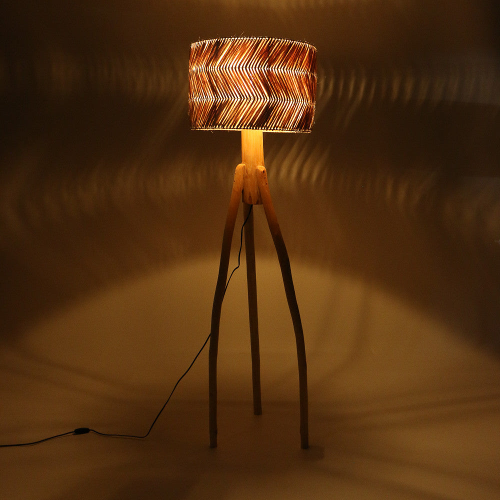 Lampe de sol Luhalu en bois et fibre naturelle