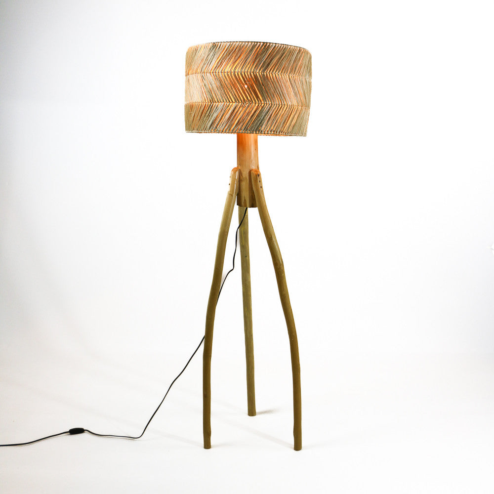 Lampe de sol Luhalu en bois et fibre naturelle