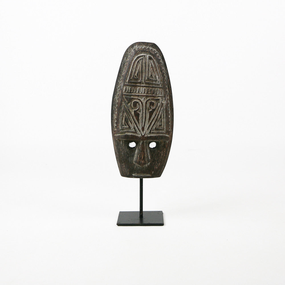Masque en bois sculpté sur socle