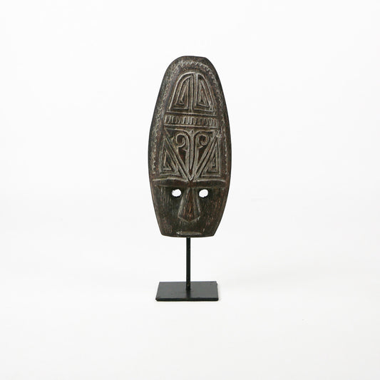 Masque en bois sculpté sur socle