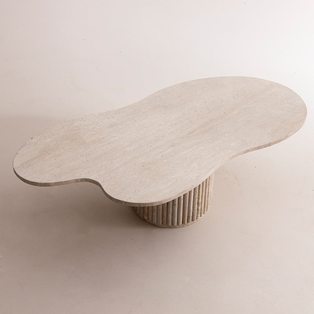 Table basse en travertin avec pieds striés et plateau asymétrique