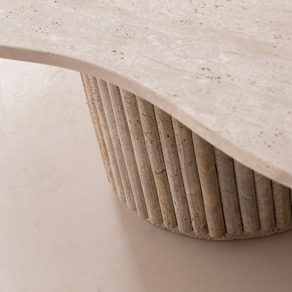 Table basse en travertin avec pieds striés et plateau asymétrique