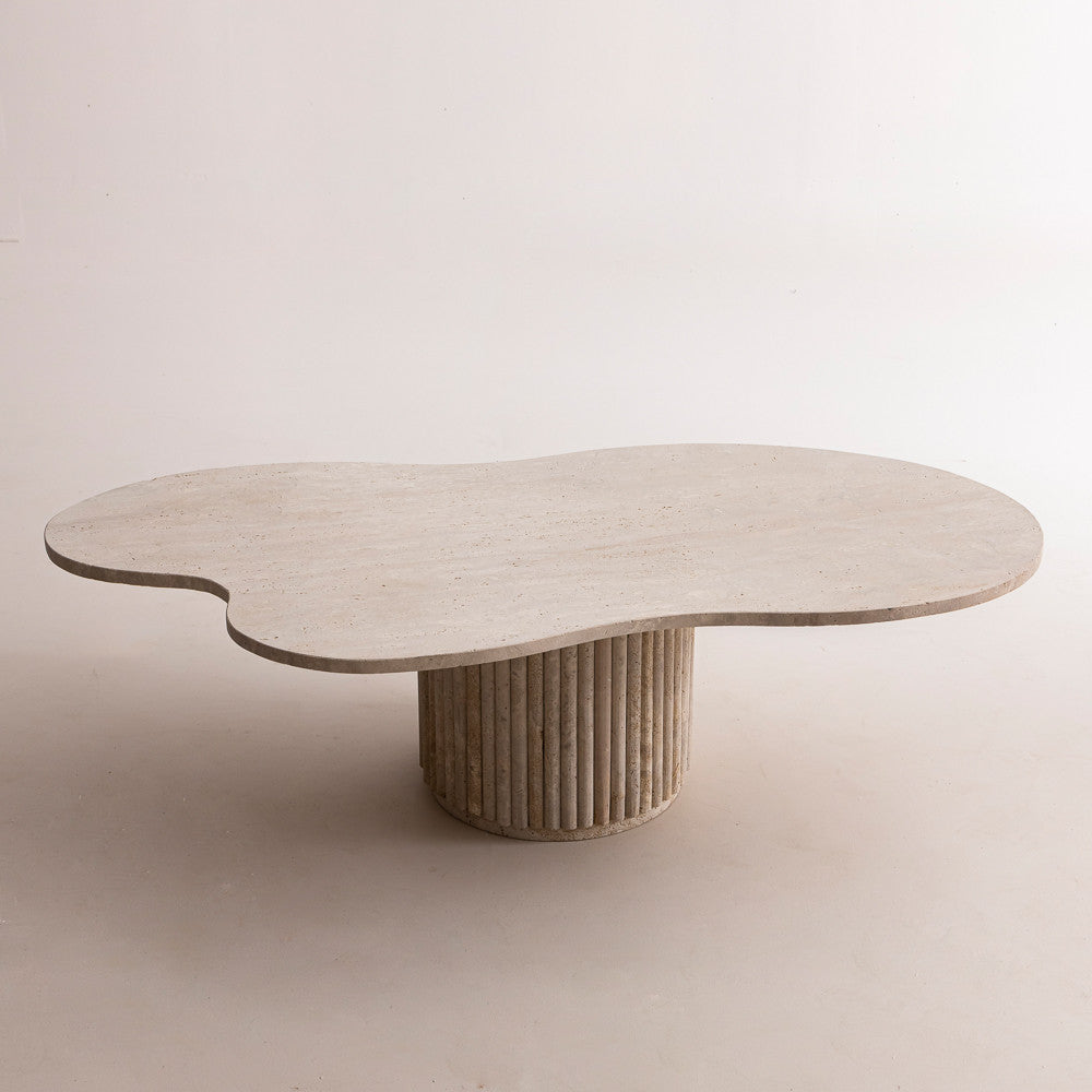 Table basse en travertin avec pieds striés et plateau asymétrique