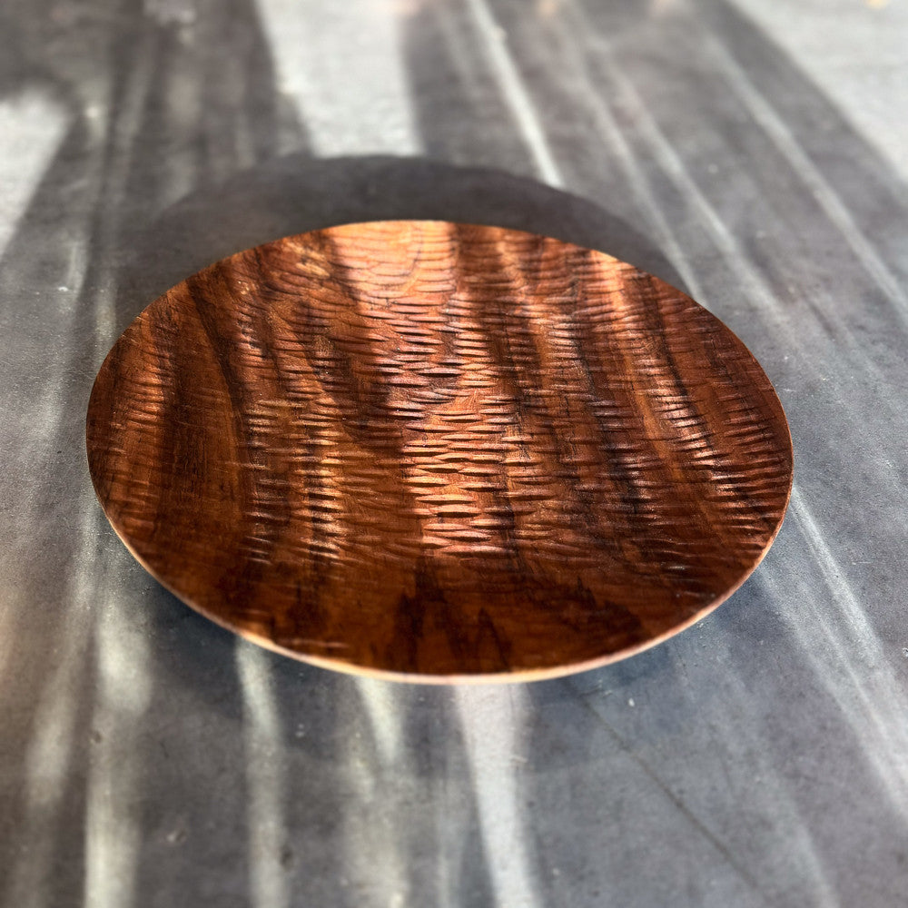 Assiette striée en bois de teck