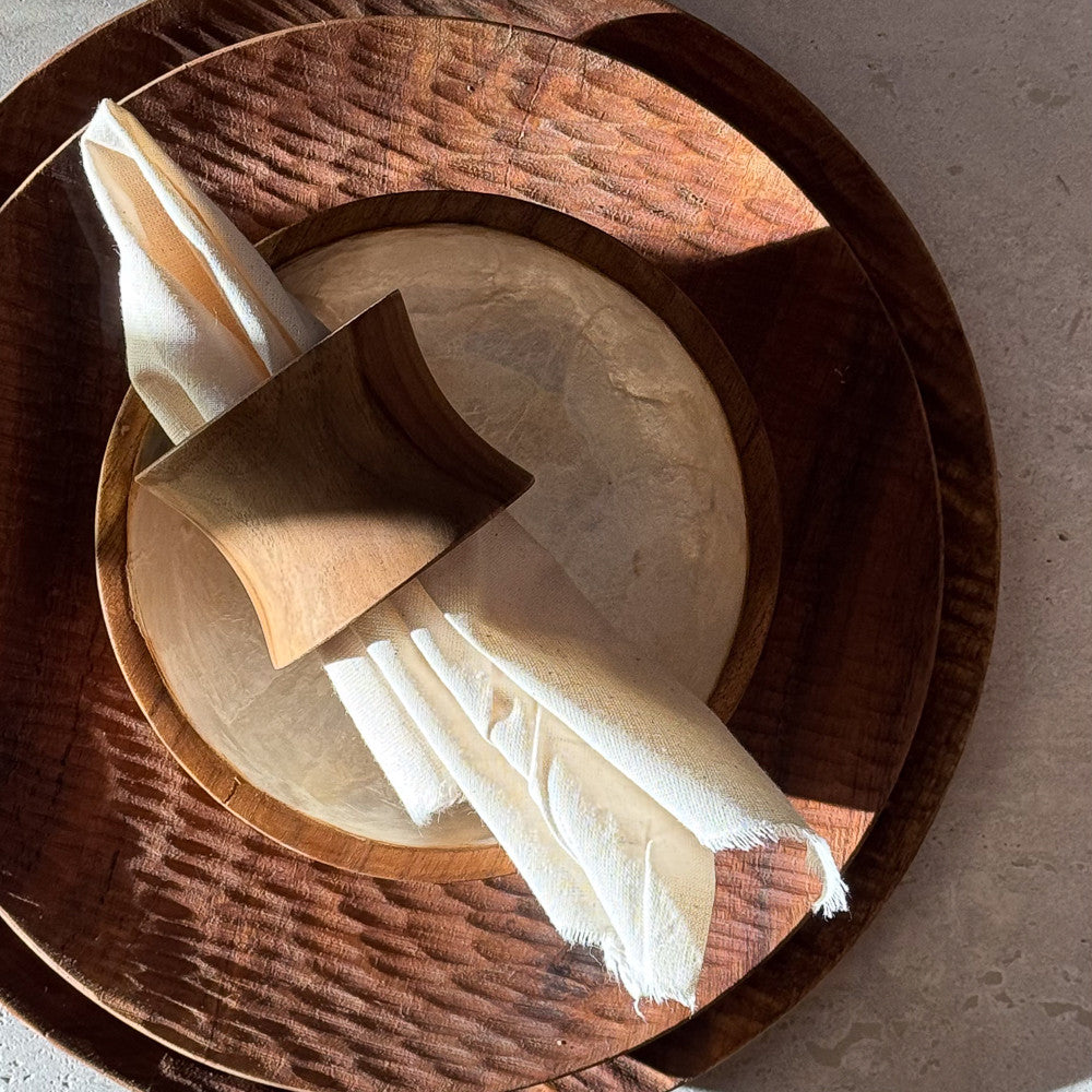 Assiette striée en bois de teck