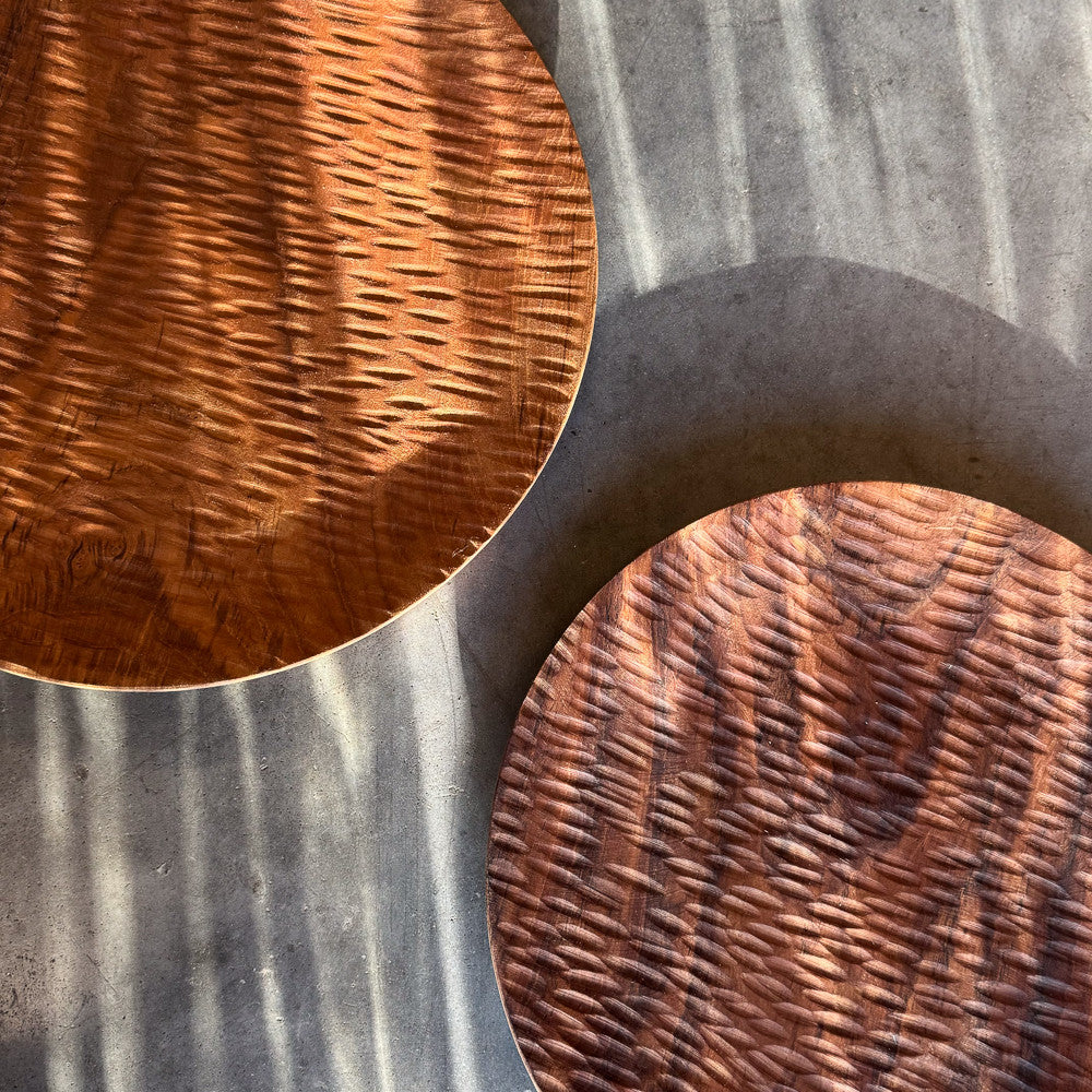 Assiette striée en bois de teck